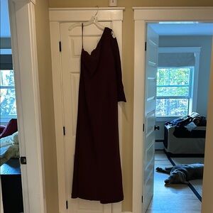 Classic one-shoulder burgundy crepe gown